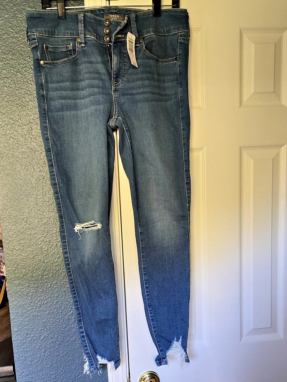 TORRID Jegging Distressed Blue Jeans NWT